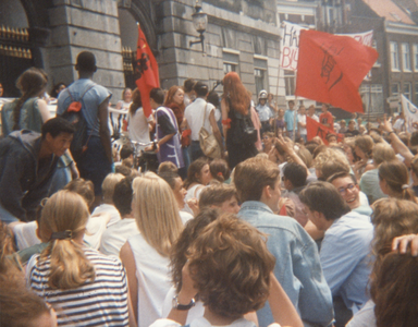 605882 Afbeelding van een demonstratie tegen de voorgenomen bezuinigingen op de studiefinanciering op de Stadhuisbrug ...